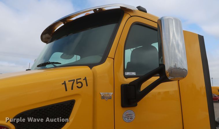 image for item KR9820 2017 Peterbilt 579  semi truck