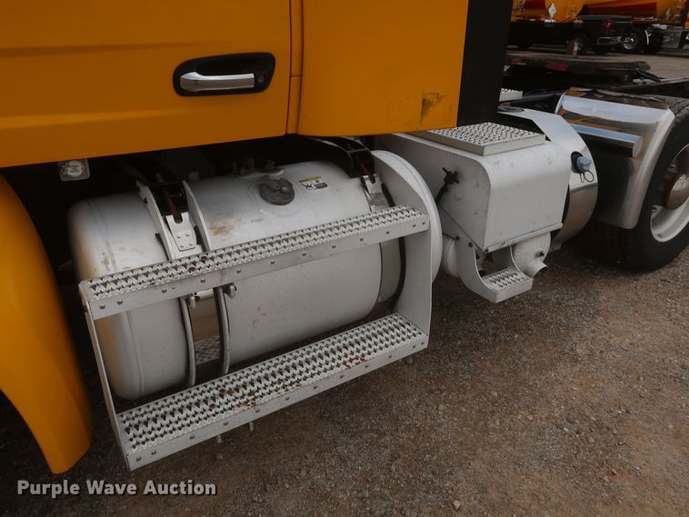 image for item KR9820 2017 Peterbilt 579  semi truck