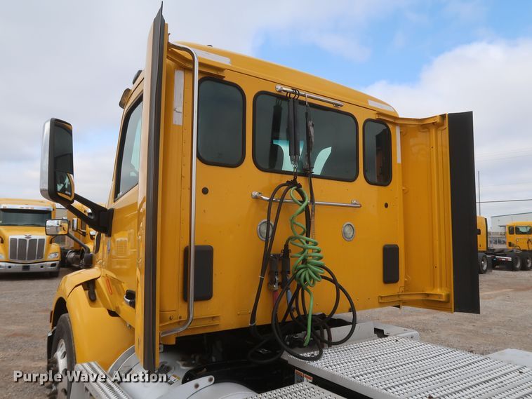 image for item KR9820 2017 Peterbilt 579  semi truck