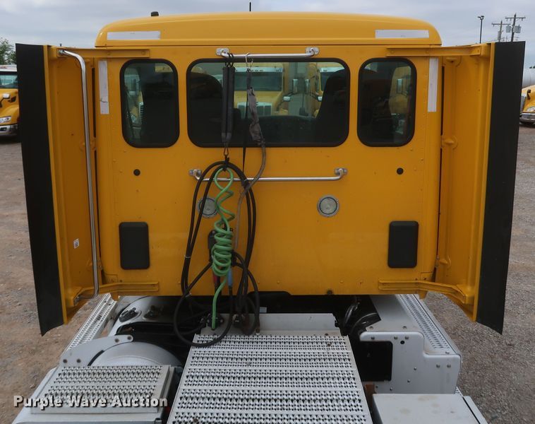 image for item KR9820 2017 Peterbilt 579  semi truck