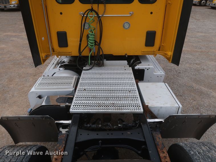 image for item KR9820 2017 Peterbilt 579  semi truck