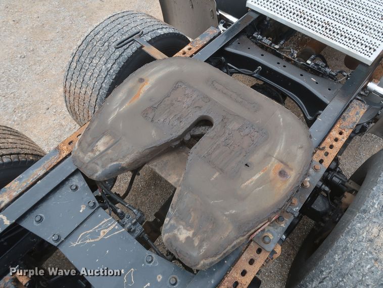 image for item KR9820 2017 Peterbilt 579  semi truck