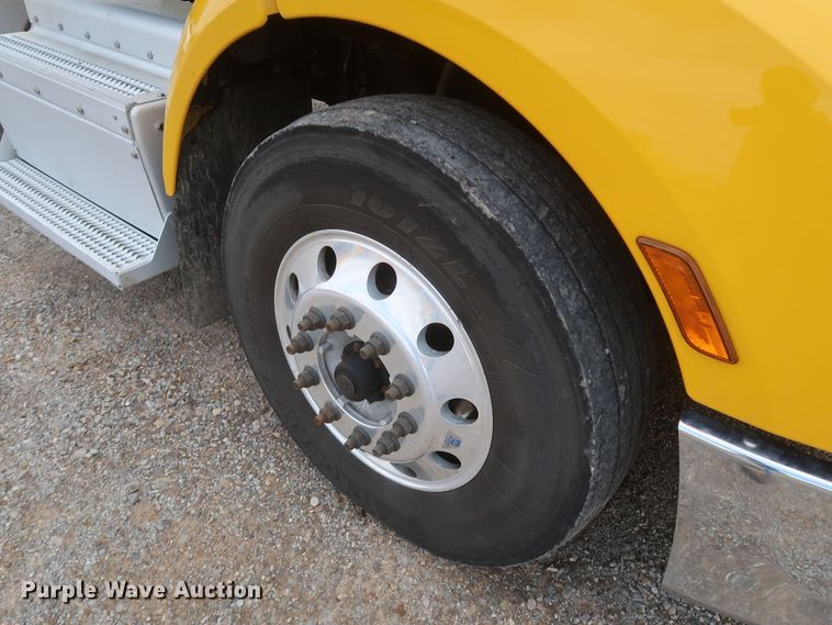 image for item KR9820 2017 Peterbilt 579  semi truck