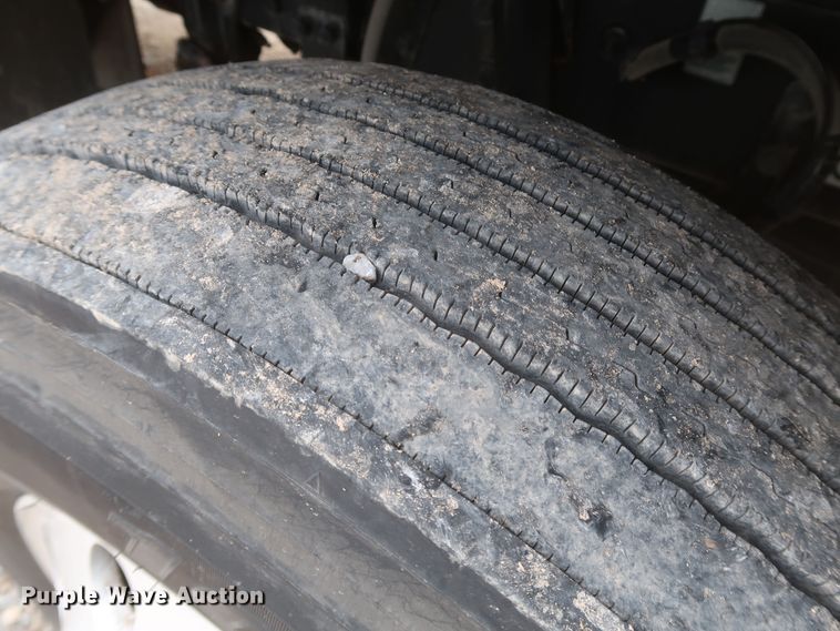 image for item KR9820 2017 Peterbilt 579  semi truck