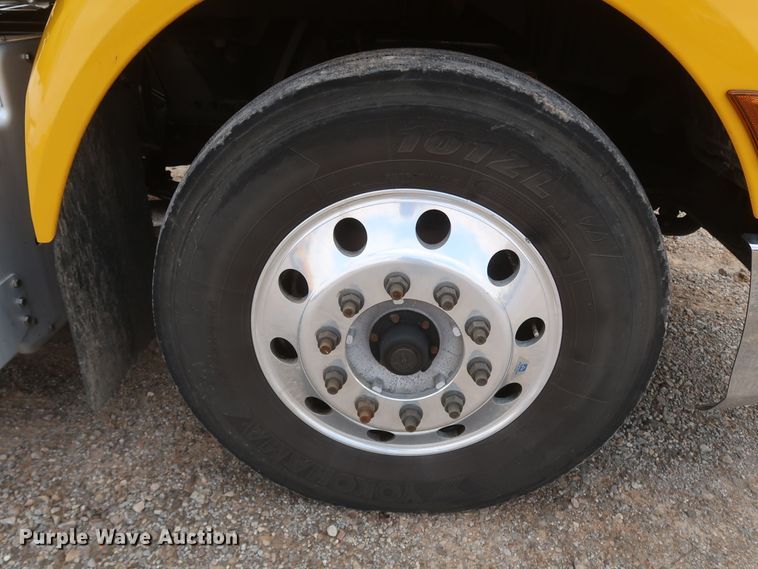 image for item KR9820 2017 Peterbilt 579  semi truck