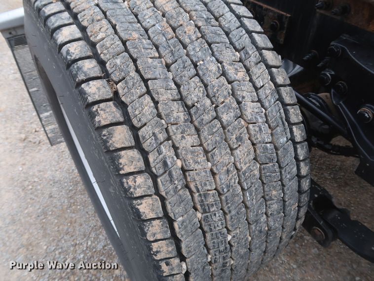 image for item KR9820 2017 Peterbilt 579  semi truck