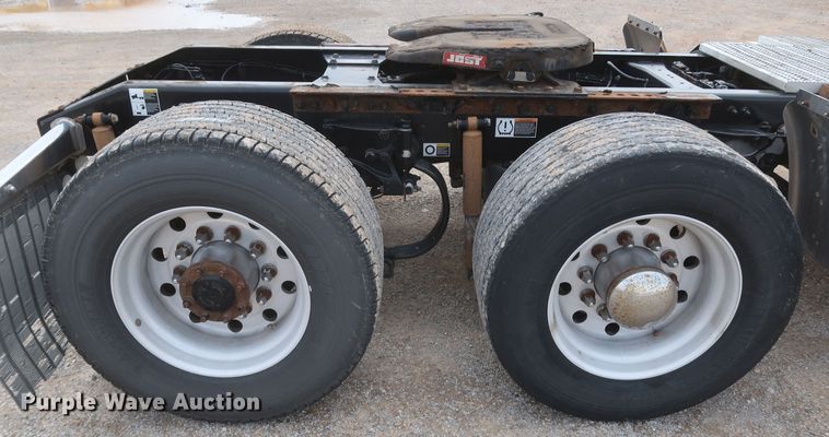 image for item KR9820 2017 Peterbilt 579  semi truck