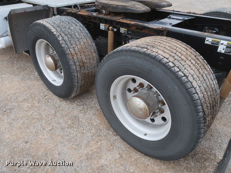 image for item KR9820 2017 Peterbilt 579  semi truck