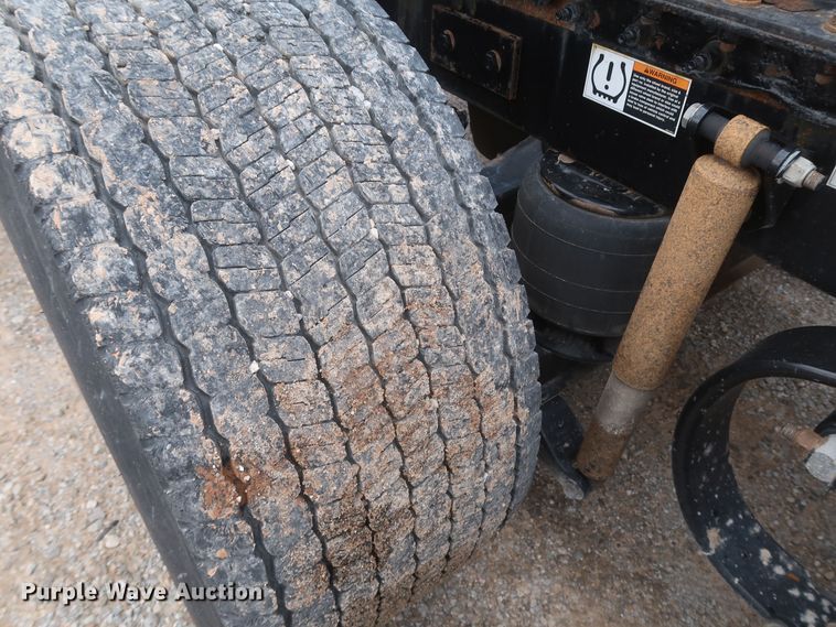 image for item KR9820 2017 Peterbilt 579  semi truck