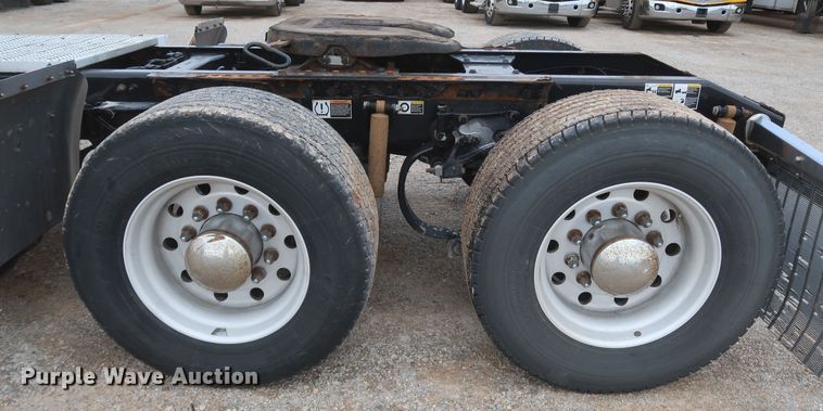 image for item KR9820 2017 Peterbilt 579  semi truck