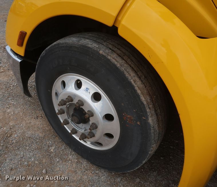 image for item KR9820 2017 Peterbilt 579  semi truck