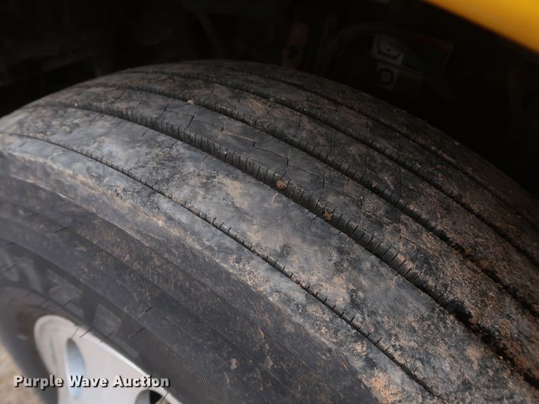 image for item KR9820 2017 Peterbilt 579  semi truck