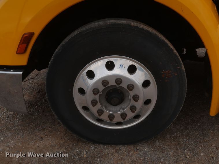 image for item KR9820 2017 Peterbilt 579  semi truck