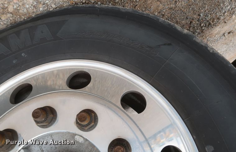 image for item KR9820 2017 Peterbilt 579  semi truck