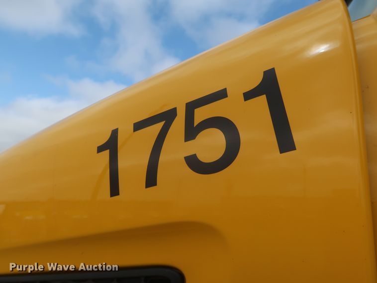 image for item KR9820 2017 Peterbilt 579  semi truck