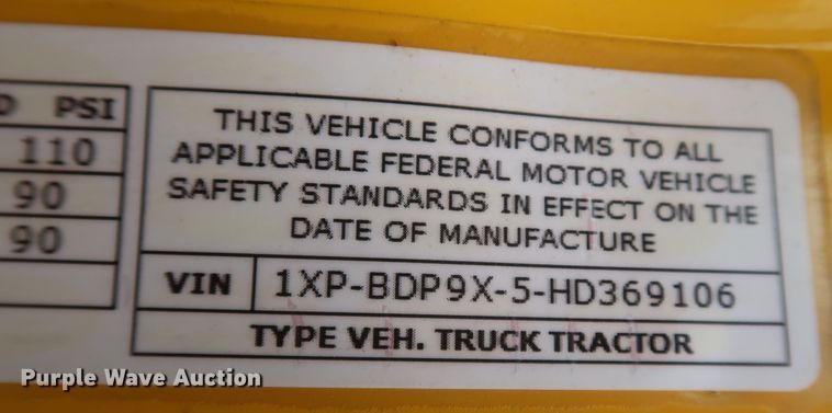 image for item KR9820 2017 Peterbilt 579  semi truck