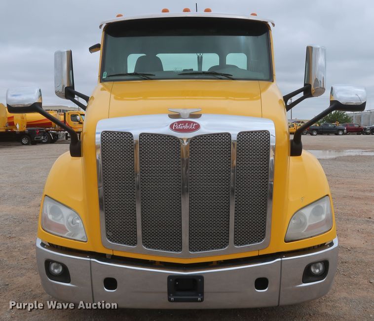 image for item KR9821 2017 Peterbilt 579  semi truck