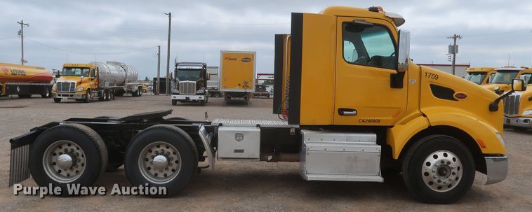 image for item KR9821 2017 Peterbilt 579  semi truck