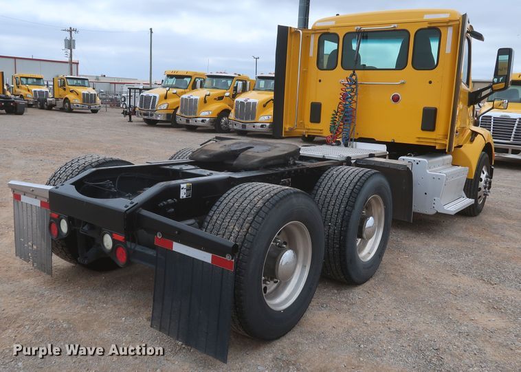 image for item KR9821 2017 Peterbilt 579  semi truck