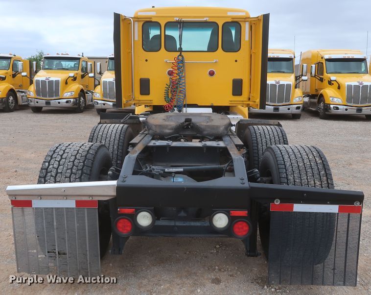 image for item KR9821 2017 Peterbilt 579  semi truck