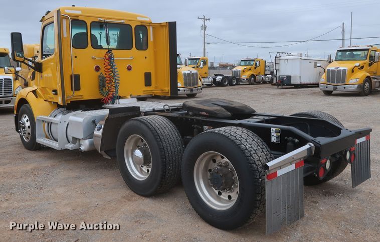 image for item KR9821 2017 Peterbilt 579  semi truck