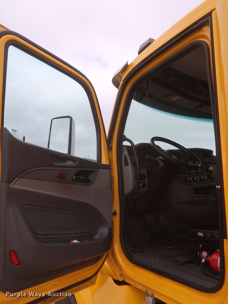 image for item KR9821 2017 Peterbilt 579  semi truck
