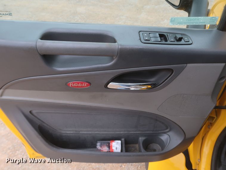 image for item KR9821 2017 Peterbilt 579  semi truck