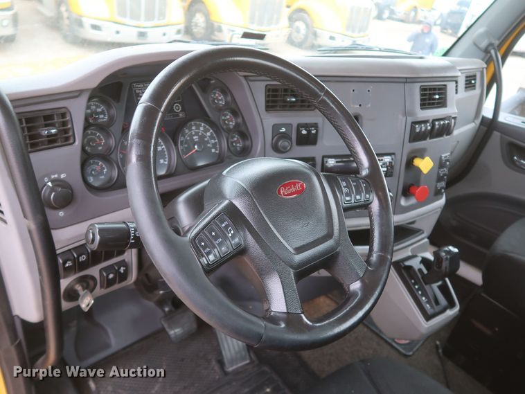 image for item KR9821 2017 Peterbilt 579  semi truck