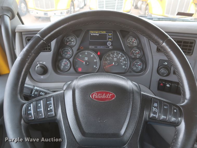 image for item KR9821 2017 Peterbilt 579  semi truck