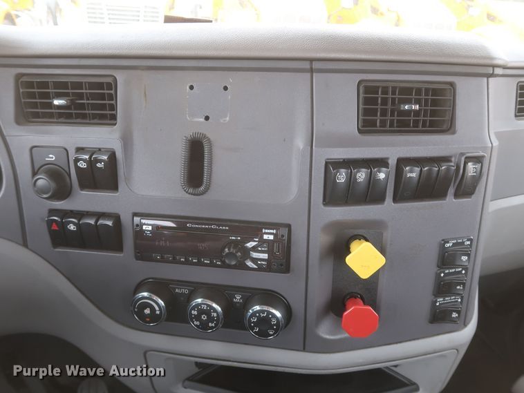 image for item KR9821 2017 Peterbilt 579  semi truck