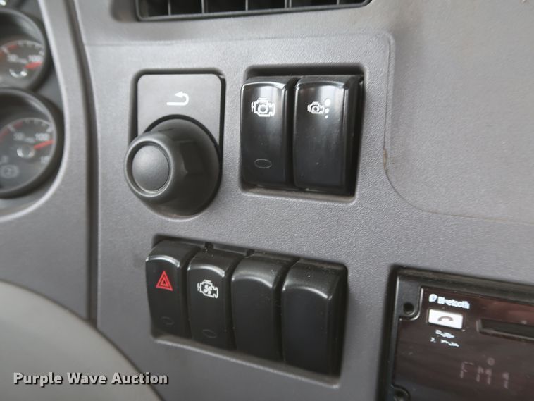 image for item KR9821 2017 Peterbilt 579  semi truck