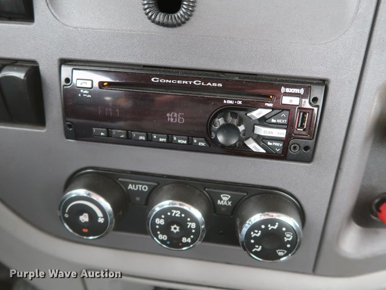 image for item KR9821 2017 Peterbilt 579  semi truck