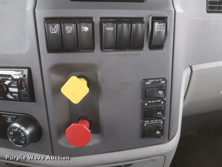 image for item KR9821 2017 Peterbilt 579  semi truck