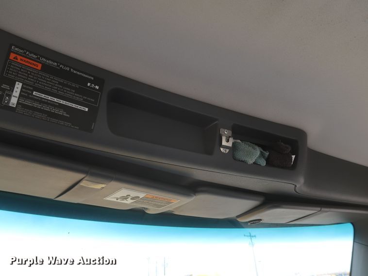 image for item KR9821 2017 Peterbilt 579  semi truck