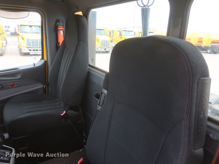 image for item KR9821 2017 Peterbilt 579  semi truck