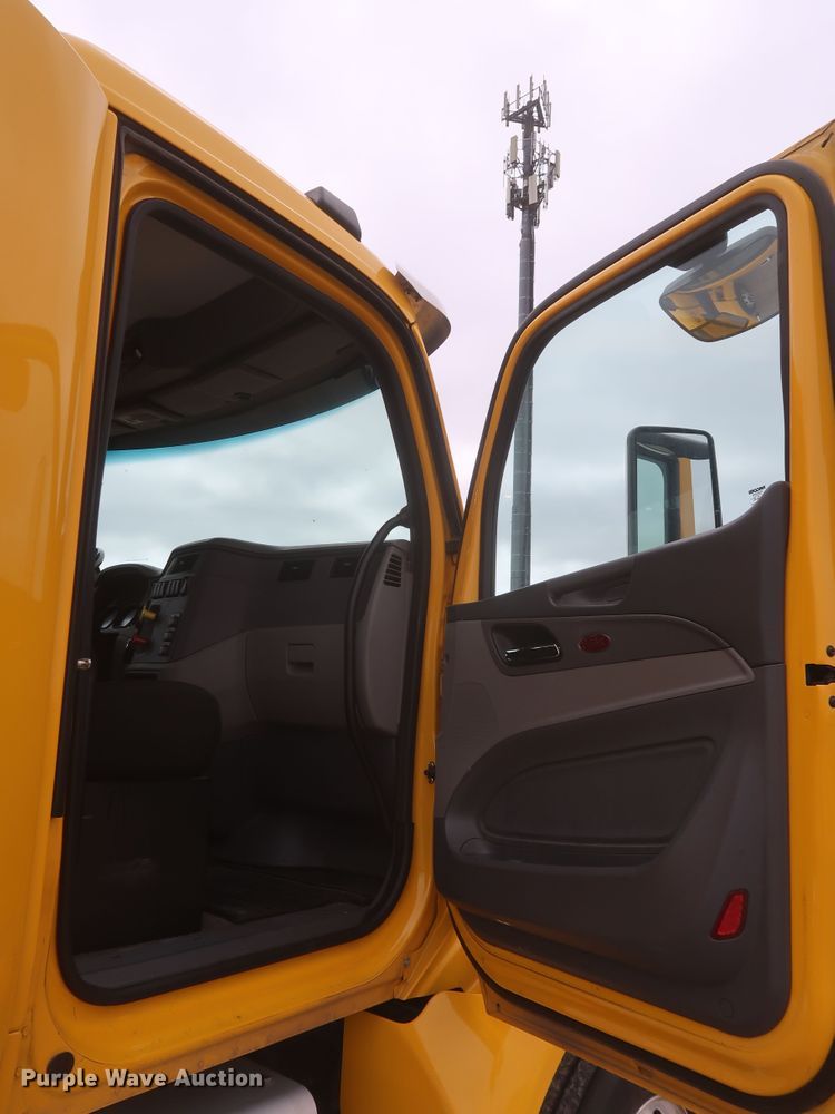 image for item KR9821 2017 Peterbilt 579  semi truck
