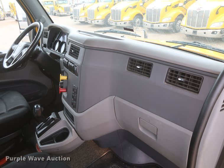 image for item KR9821 2017 Peterbilt 579  semi truck