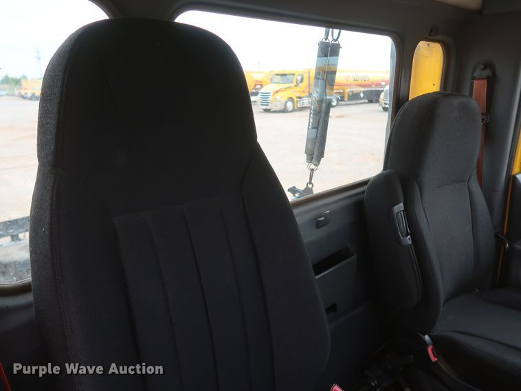 image for item KR9821 2017 Peterbilt 579  semi truck