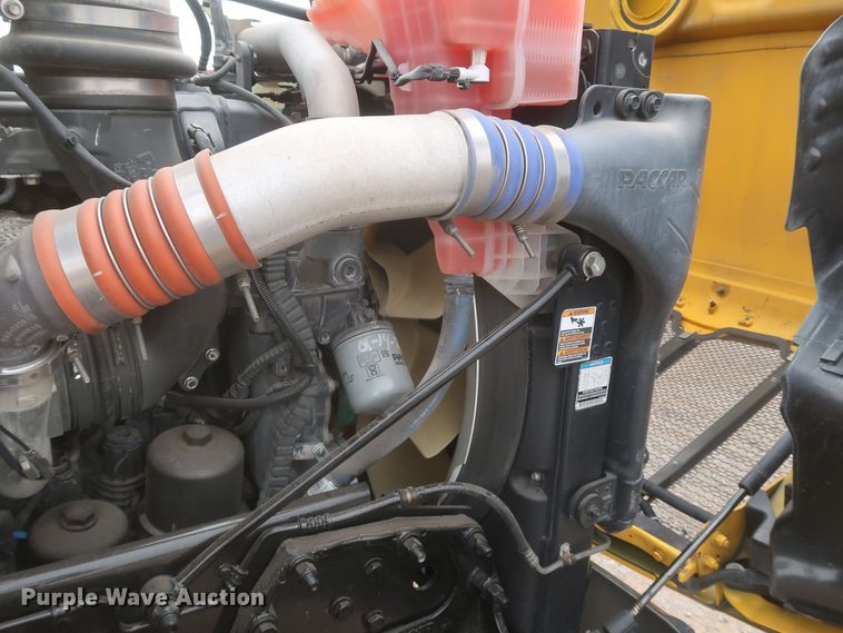 image for item KR9821 2017 Peterbilt 579  semi truck