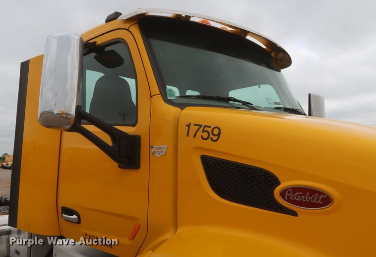 image for item KR9821 2017 Peterbilt 579  semi truck