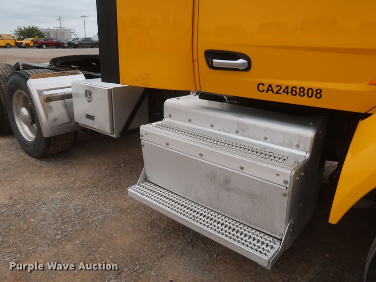 image for item KR9821 2017 Peterbilt 579  semi truck