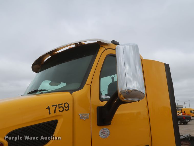 image for item KR9821 2017 Peterbilt 579  semi truck