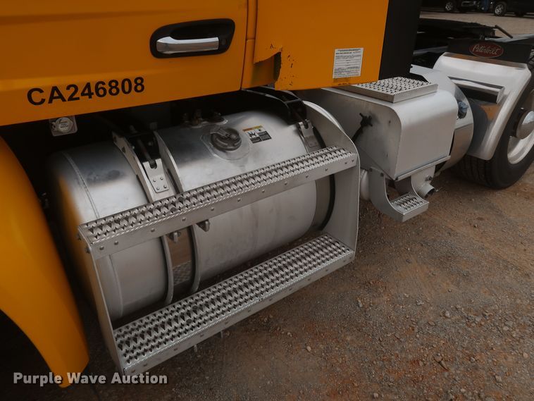 image for item KR9821 2017 Peterbilt 579  semi truck