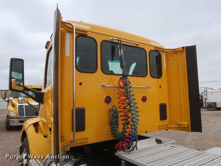 image for item KR9821 2017 Peterbilt 579  semi truck