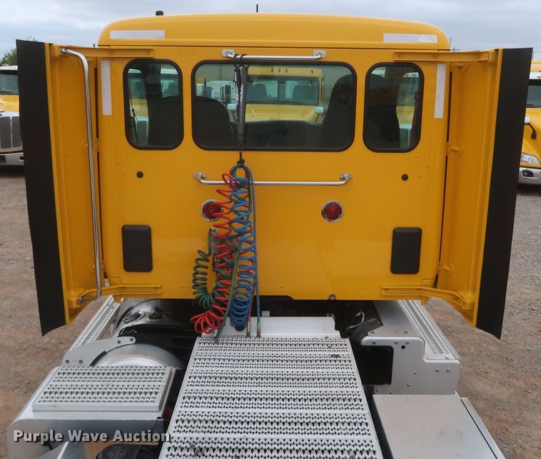 image for item KR9821 2017 Peterbilt 579  semi truck