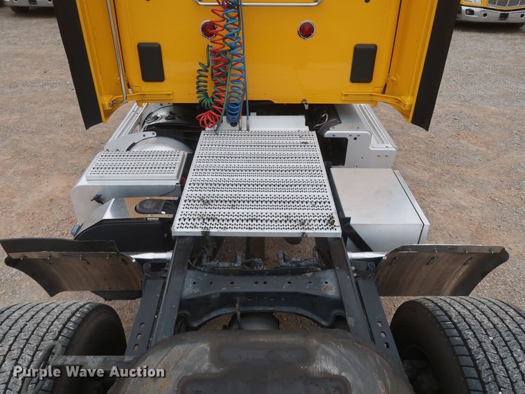 image for item KR9821 2017 Peterbilt 579  semi truck