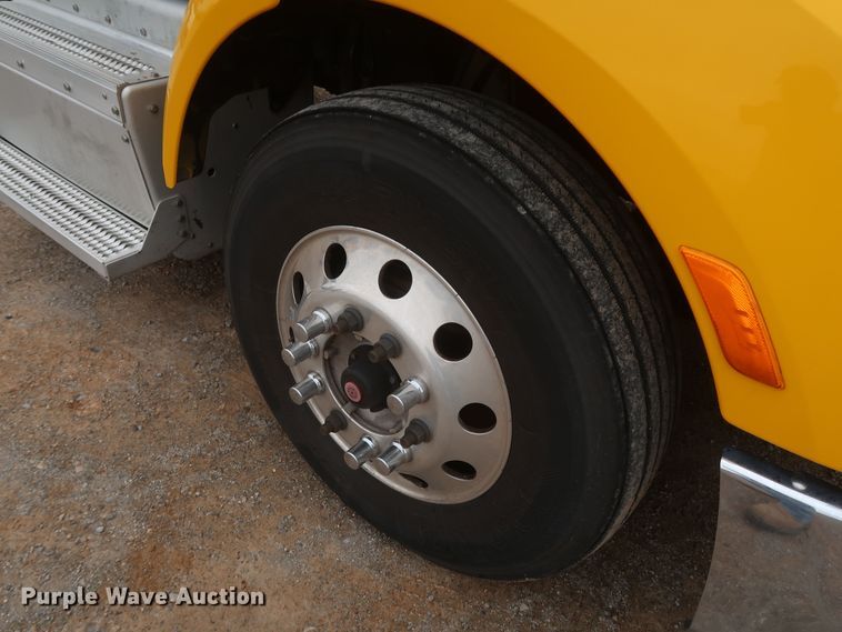 image for item KR9821 2017 Peterbilt 579  semi truck