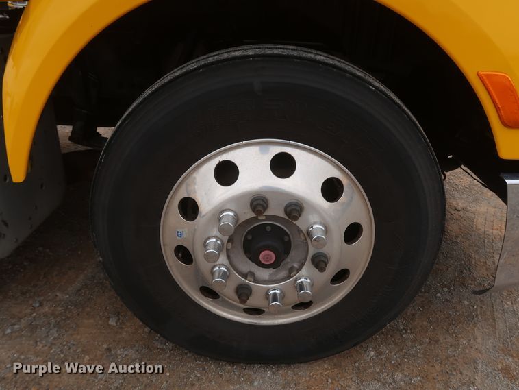 image for item KR9821 2017 Peterbilt 579  semi truck