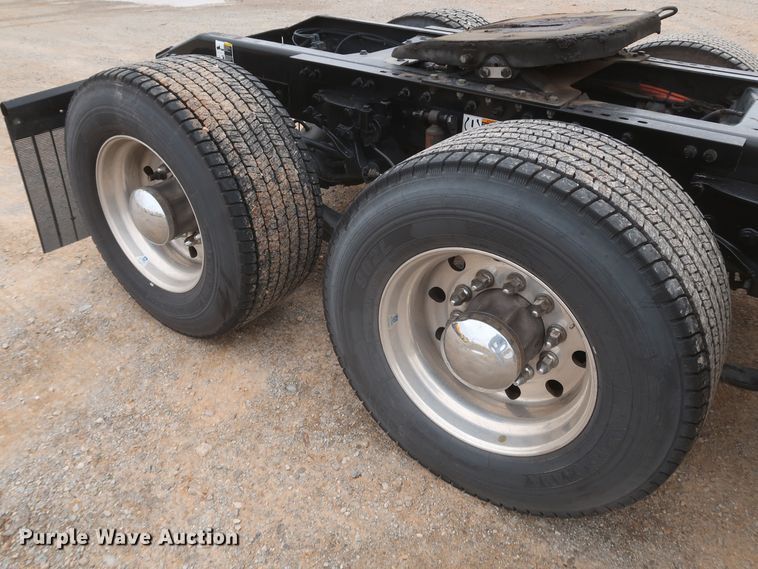 image for item KR9821 2017 Peterbilt 579  semi truck