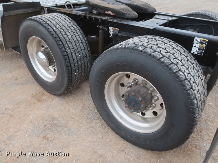 image for item KR9821 2017 Peterbilt 579  semi truck